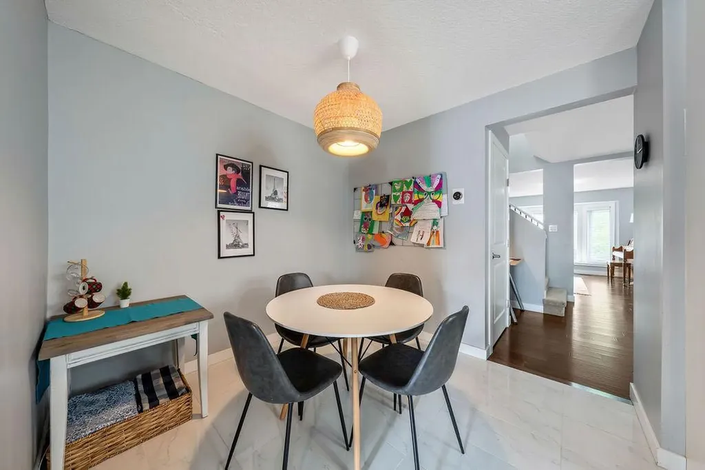 15 Woodmont Green SW Calgary AB T2W 4Z3