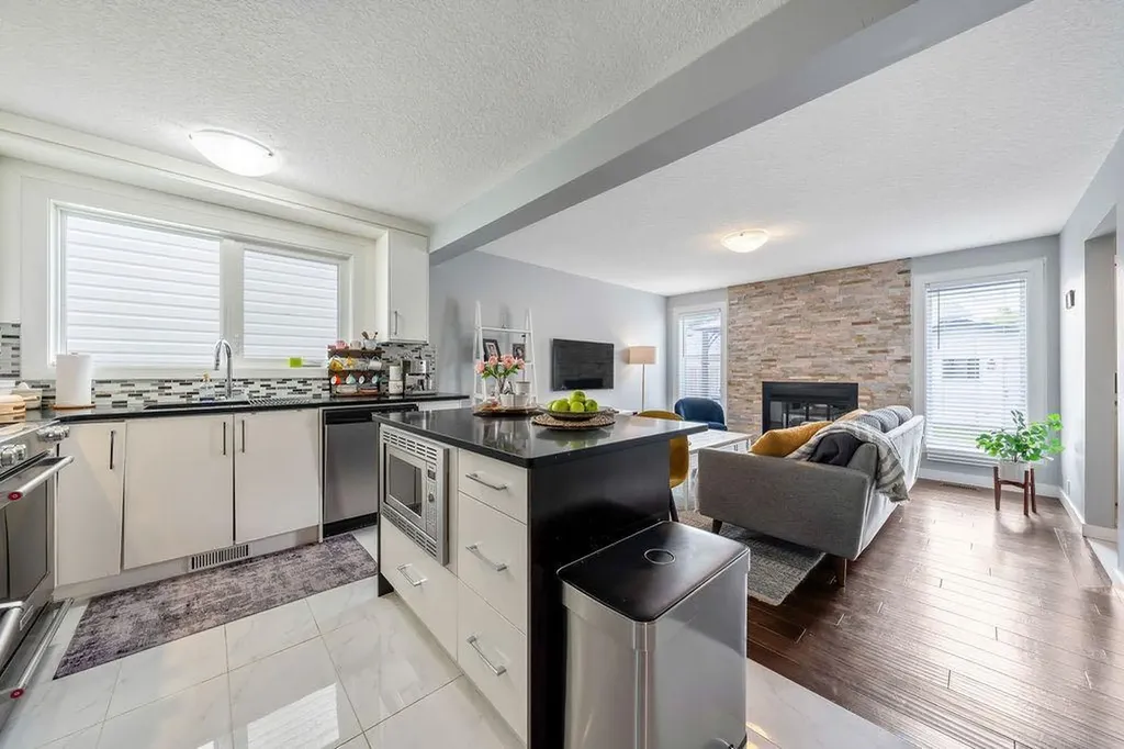 15 Woodmont Green SW Calgary AB T2W 4Z3