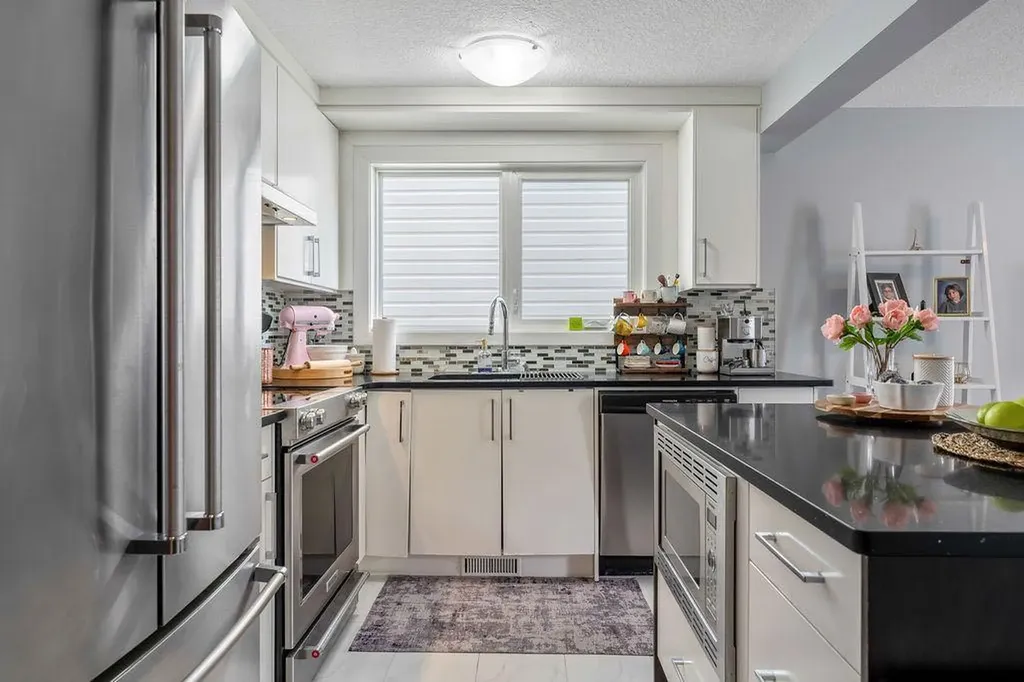15 Woodmont Green SW Calgary AB T2W 4Z3