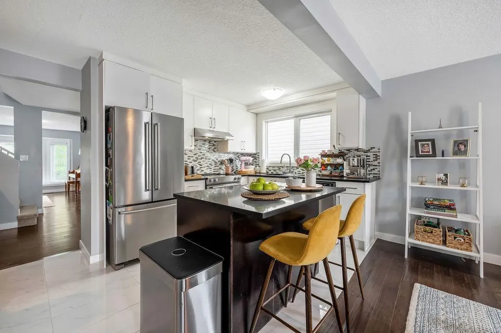 15 Woodmont Green SW Calgary AB T2W 4Z3