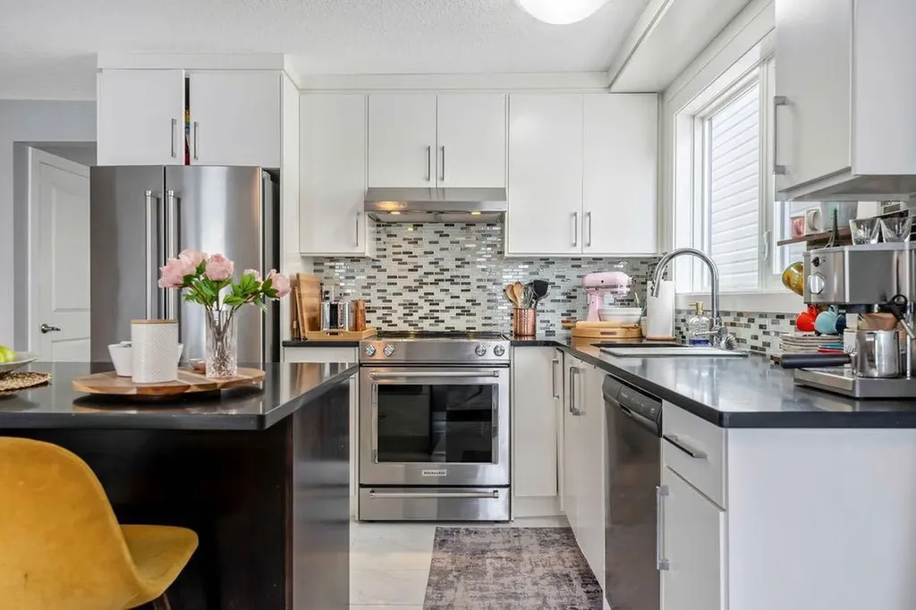 15 Woodmont Green SW Calgary AB T2W 4Z3