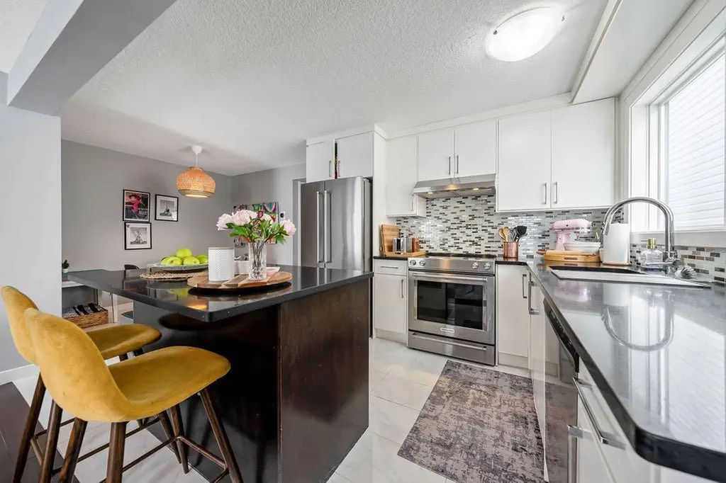 15 Woodmont Green SW Calgary AB T2W 4Z3
