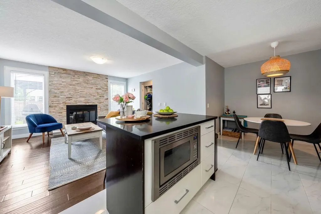 15 Woodmont Green SW Calgary AB T2W 4Z3