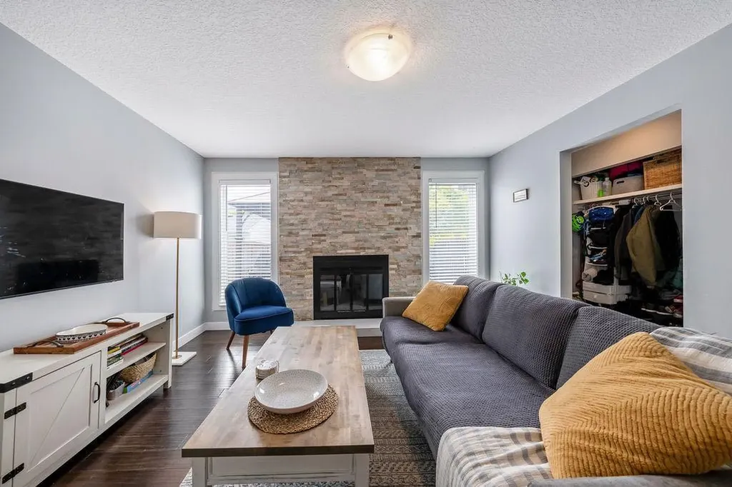 15 Woodmont Green SW Calgary AB T2W 4Z3