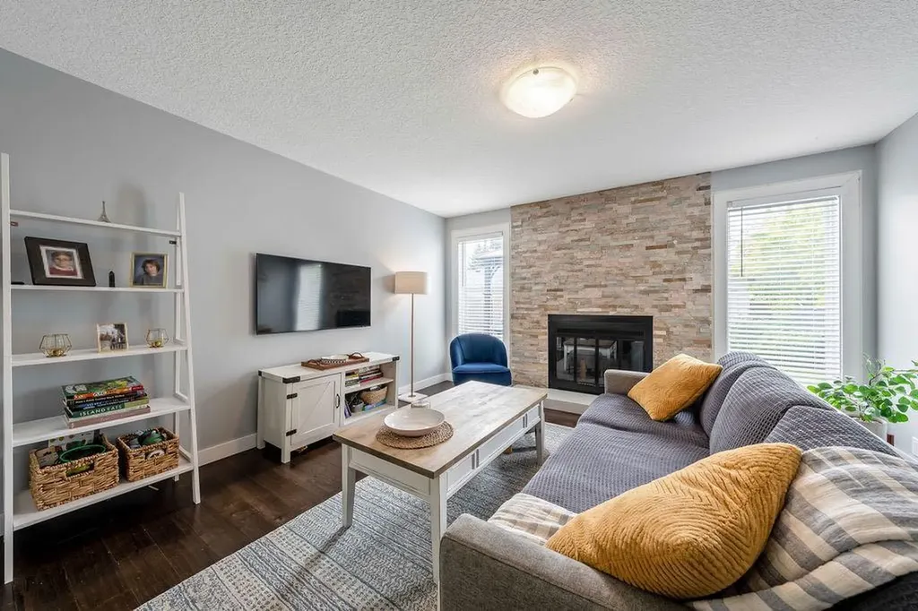 15 Woodmont Green SW Calgary AB T2W 4Z3