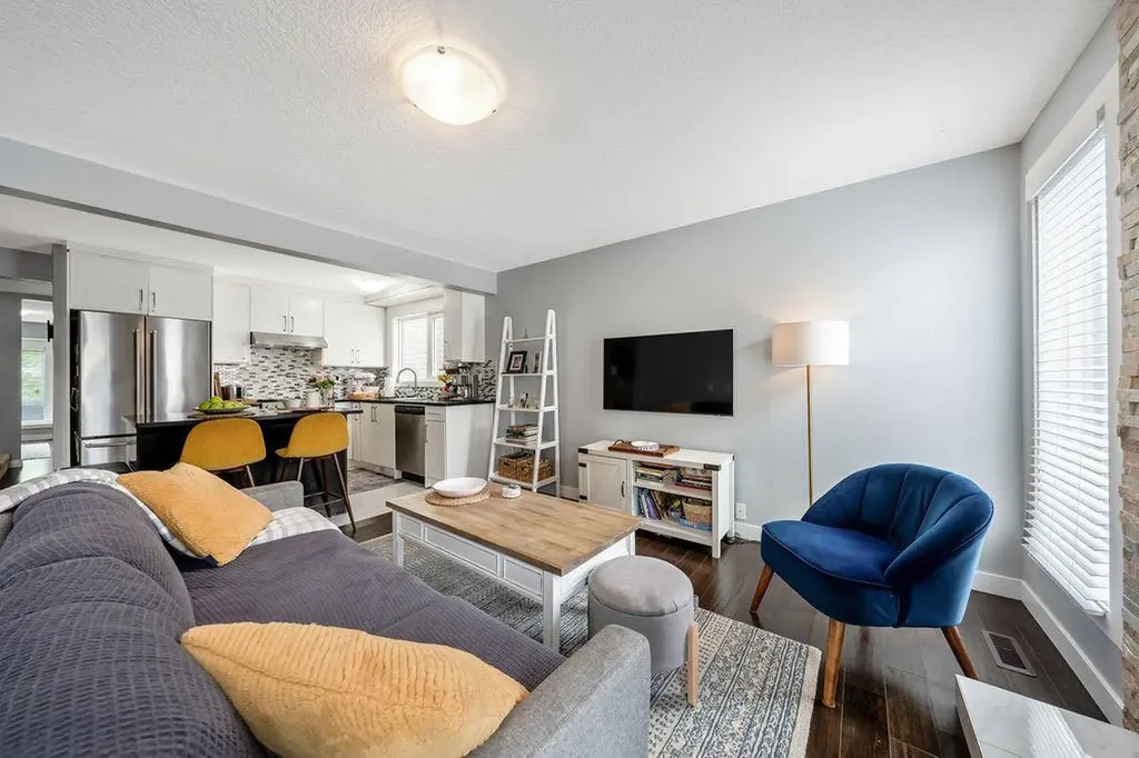 15 Woodmont Green SW Calgary AB T2W 4Z3