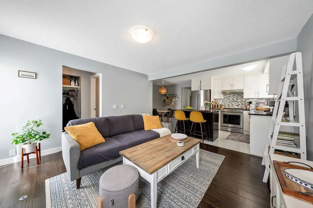 15 Woodmont Green SW Calgary AB T2W 4Z3