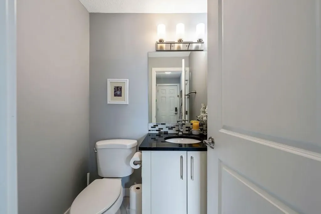 15 Woodmont Green SW Calgary AB T2W 4Z3