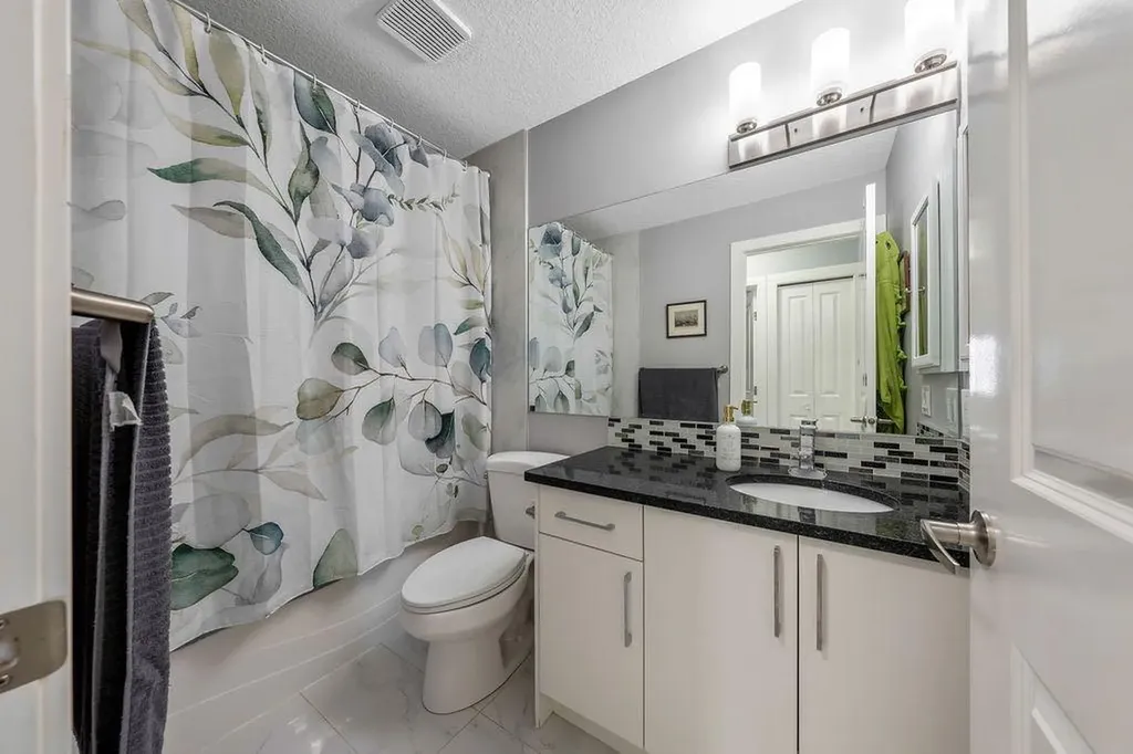 15 Woodmont Green SW Calgary AB T2W 4Z3