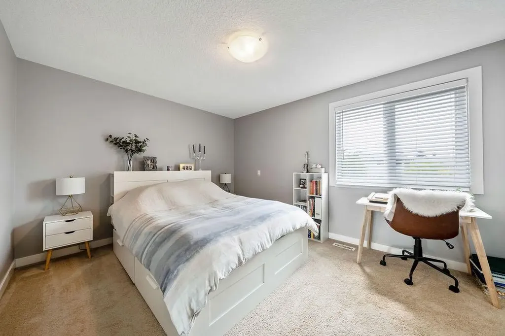 15 Woodmont Green SW Calgary AB T2W 4Z3