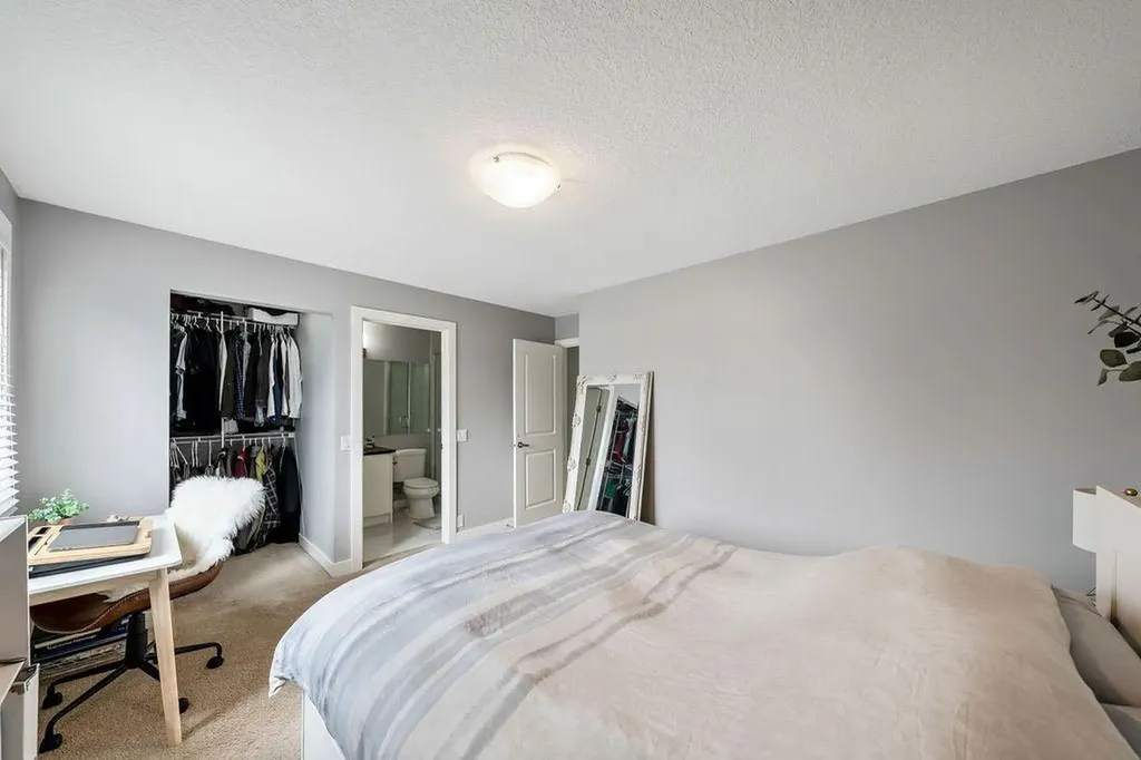 15 Woodmont Green SW Calgary AB T2W 4Z3
