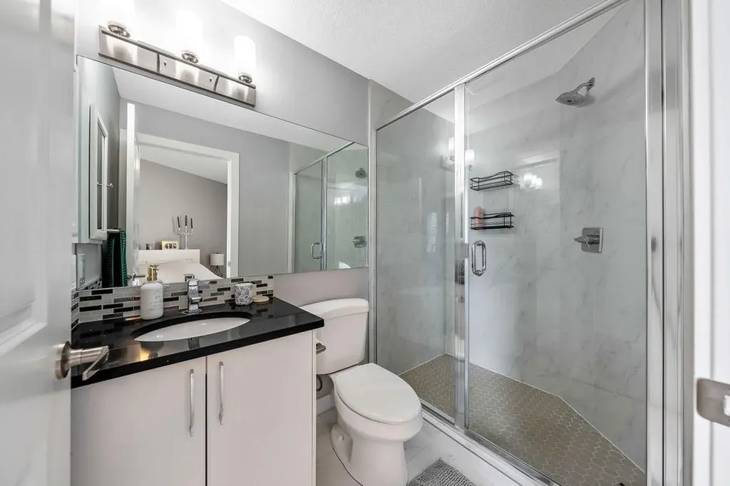 15 Woodmont Green SW Calgary AB T2W 4Z3