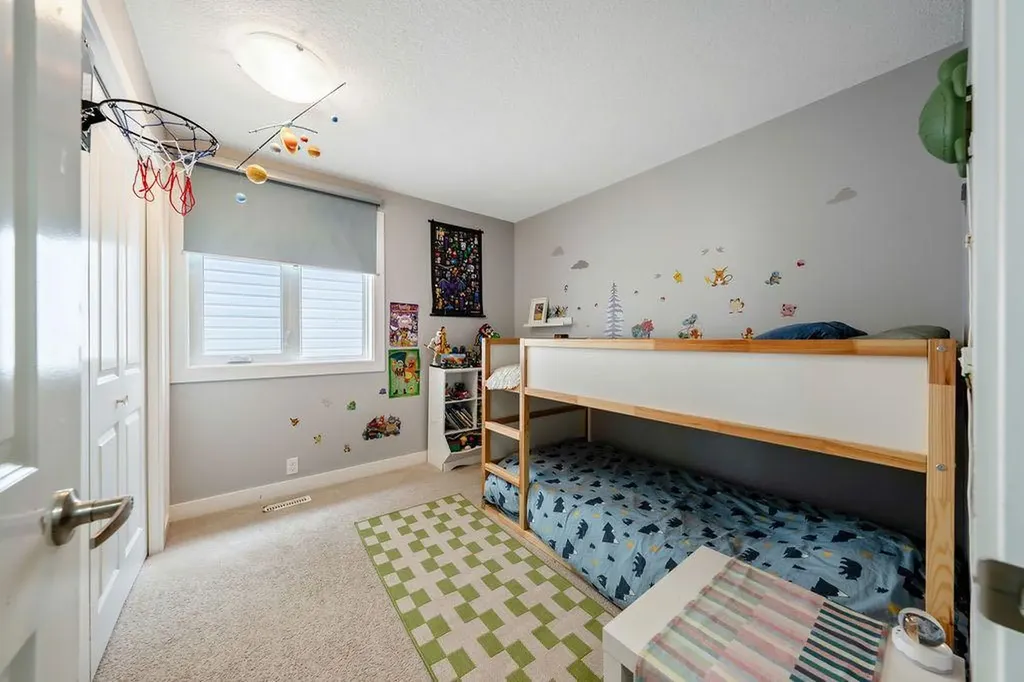 15 Woodmont Green SW Calgary AB T2W 4Z3