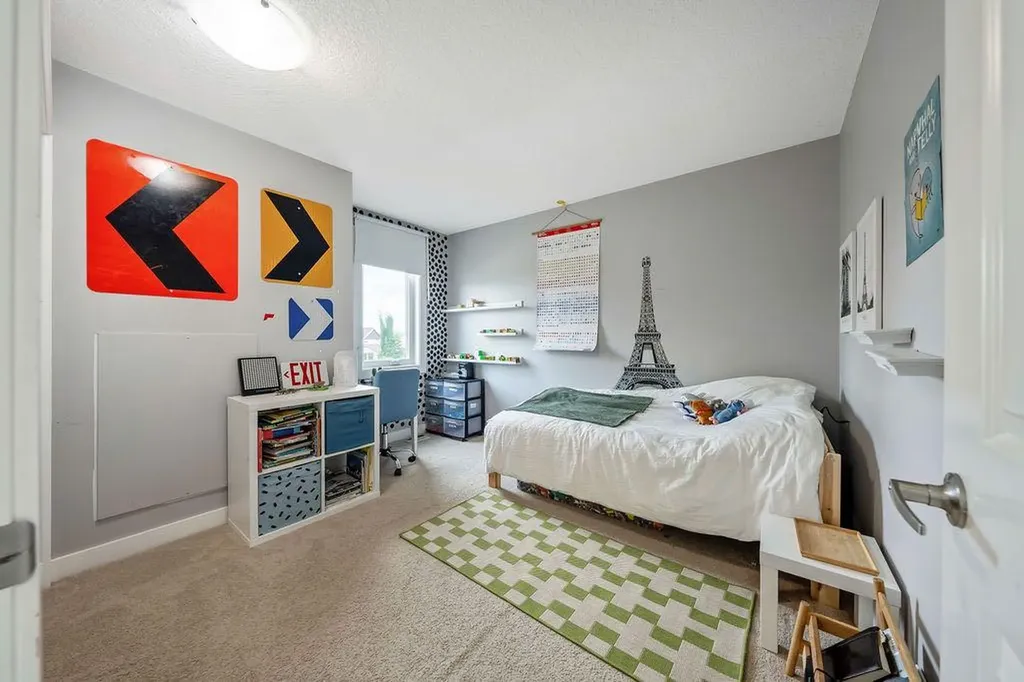 15 Woodmont Green SW Calgary AB T2W 4Z3