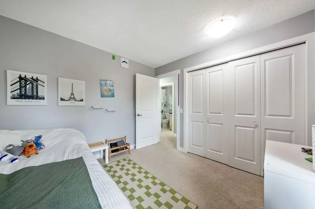 15 Woodmont Green SW Calgary AB T2W 4Z3