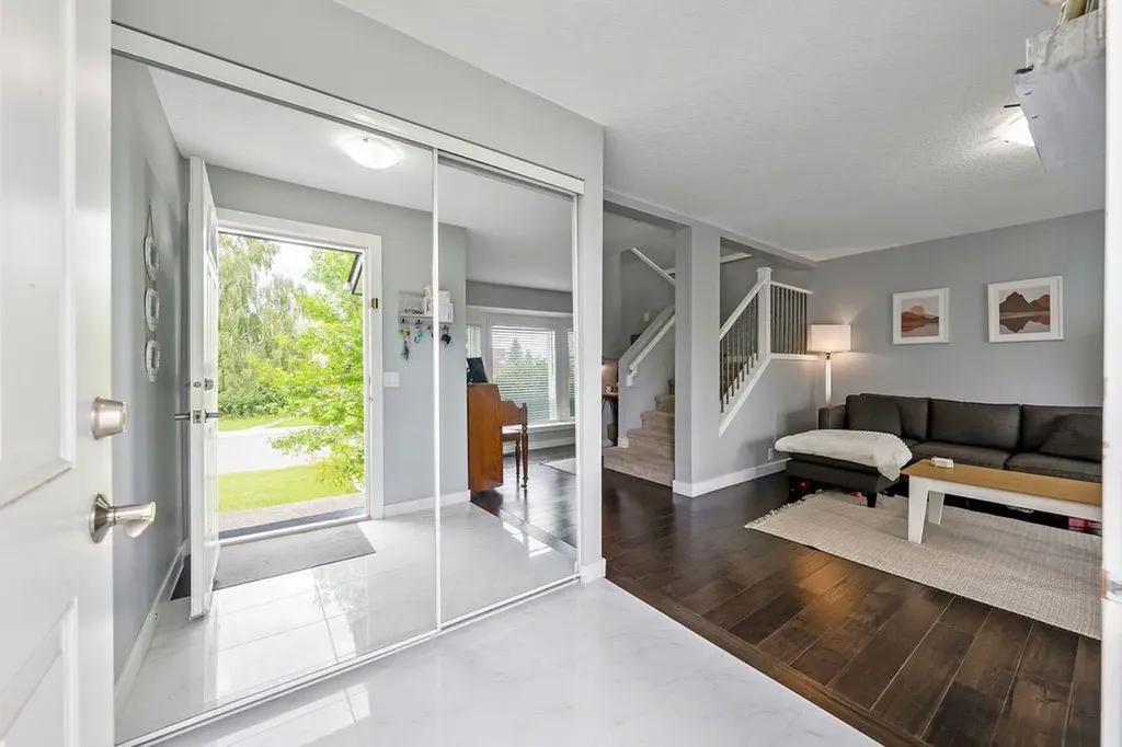 15 Woodmont Green SW Calgary AB T2W 4Z3