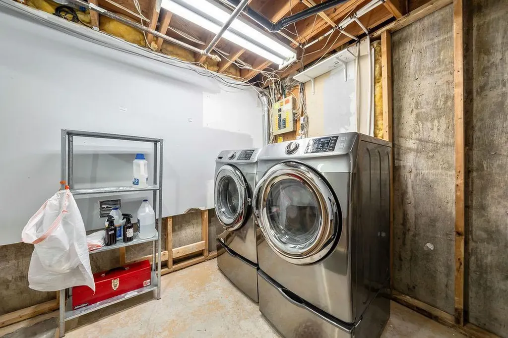 15 Woodmont Green SW Calgary AB T2W 4Z3