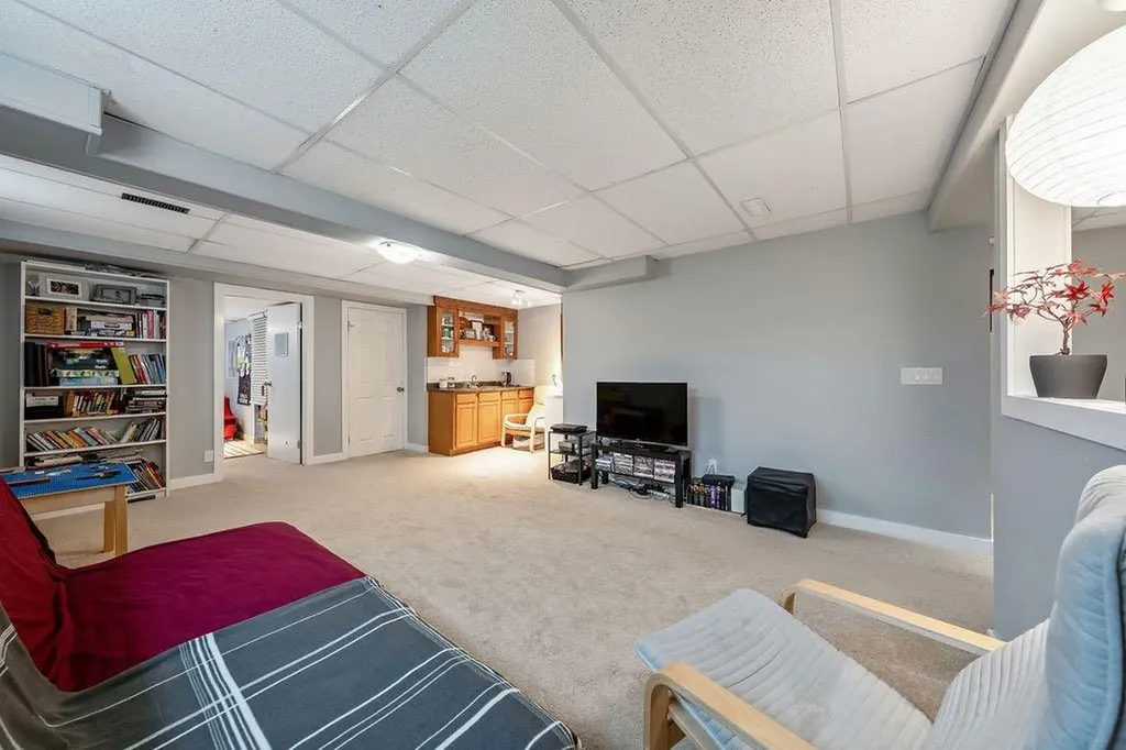 15 Woodmont Green SW Calgary AB T2W 4Z3