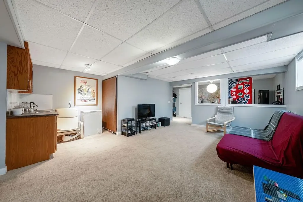 15 Woodmont Green SW Calgary AB T2W 4Z3