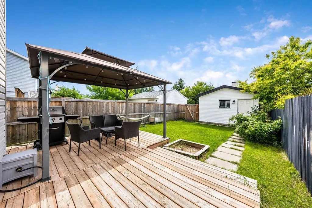 15 Woodmont Green SW Calgary AB T2W 4Z3