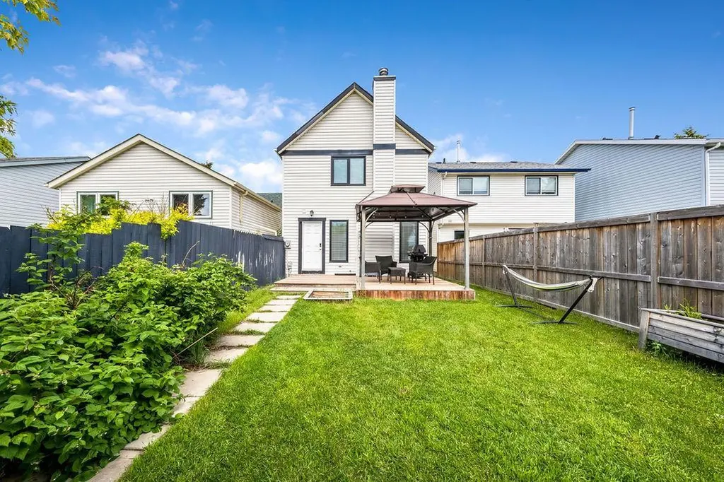 15 Woodmont Green SW Calgary AB T2W 4Z3