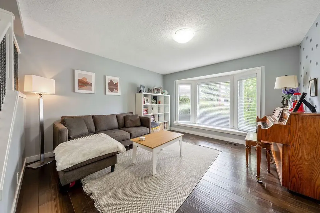 15 Woodmont Green SW Calgary AB T2W 4Z3