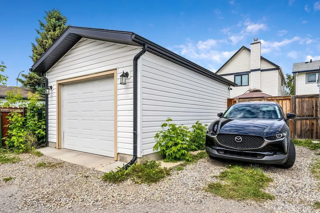 15 Woodmont Green SW Calgary AB T2W 4Z3