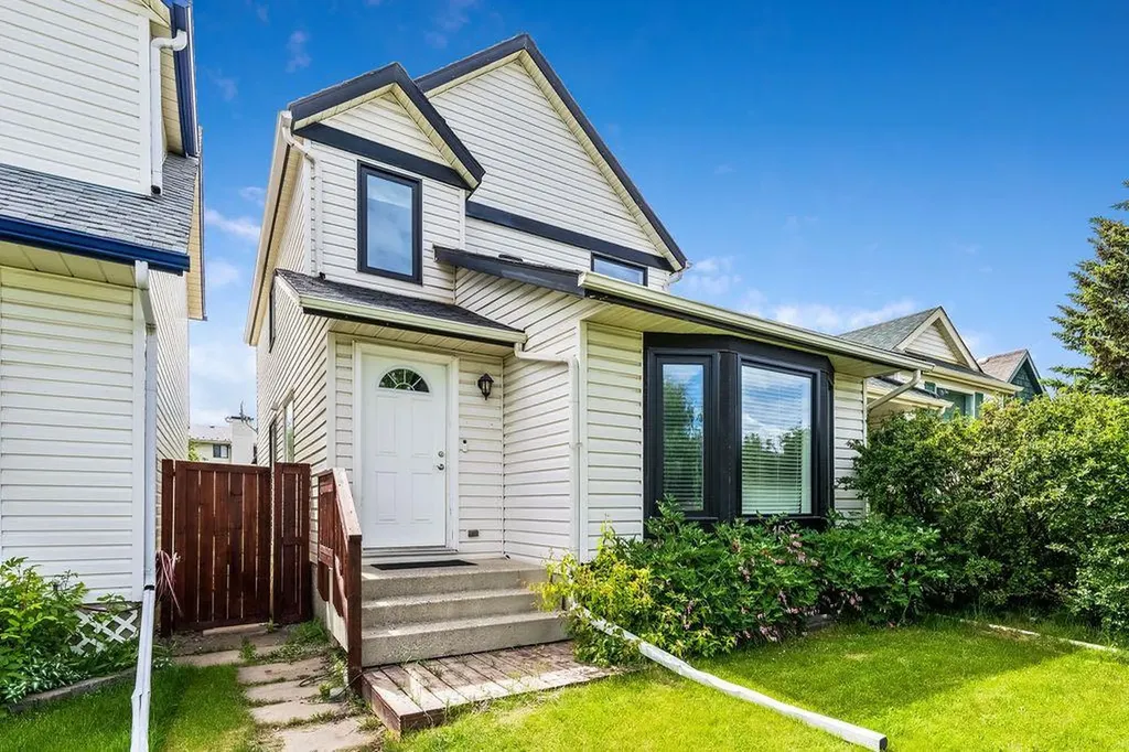 15 Woodmont Green SW Calgary AB T2W 4Z3