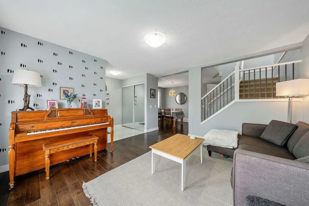 15 Woodmont Green SW Calgary AB T2W 4Z3