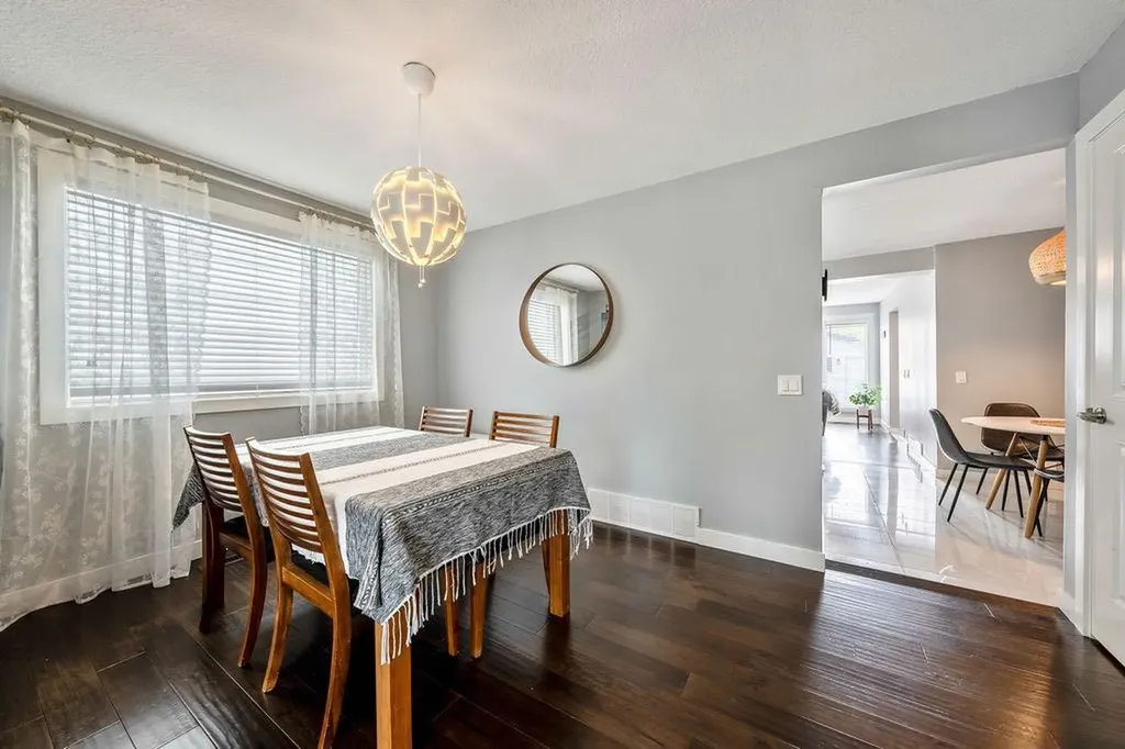 15 Woodmont Green SW Calgary AB T2W 4Z3
