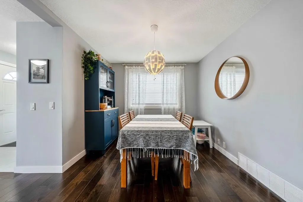 15 Woodmont Green SW Calgary AB T2W 4Z3