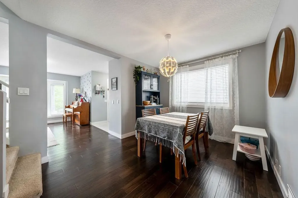 15 Woodmont Green SW Calgary AB T2W 4Z3