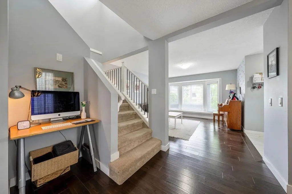 15 Woodmont Green SW Calgary AB T2W 4Z3