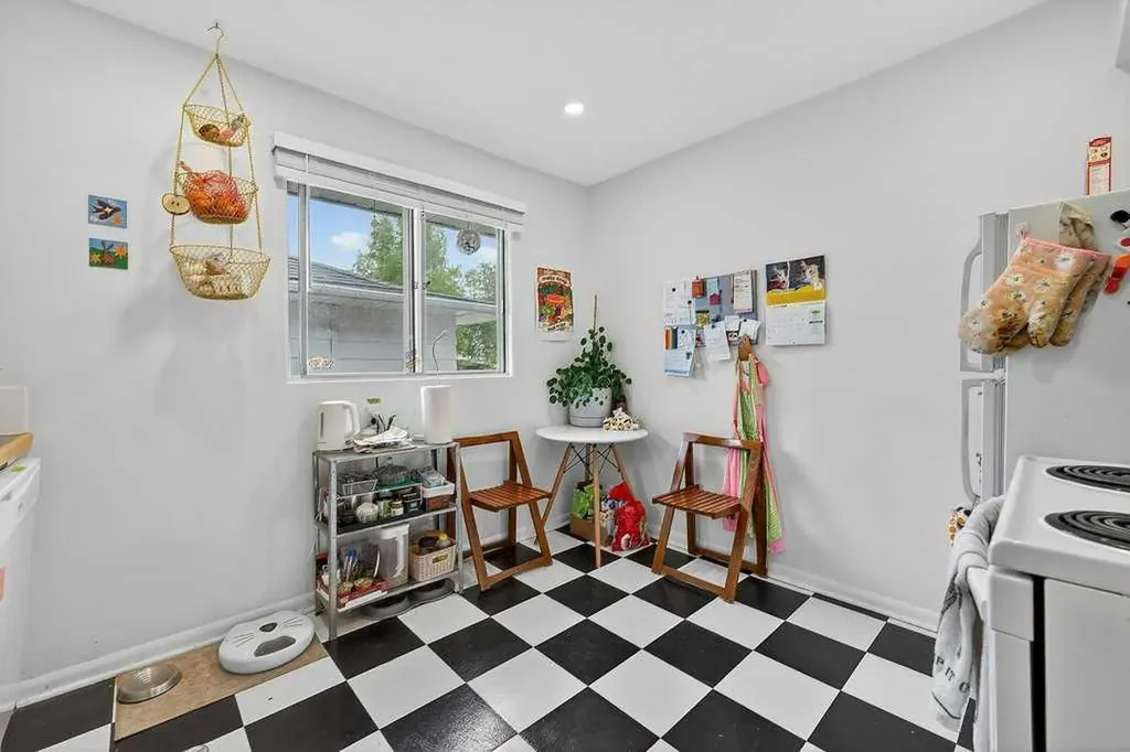 319 37 Street SW Calgary AB T3C 1R5