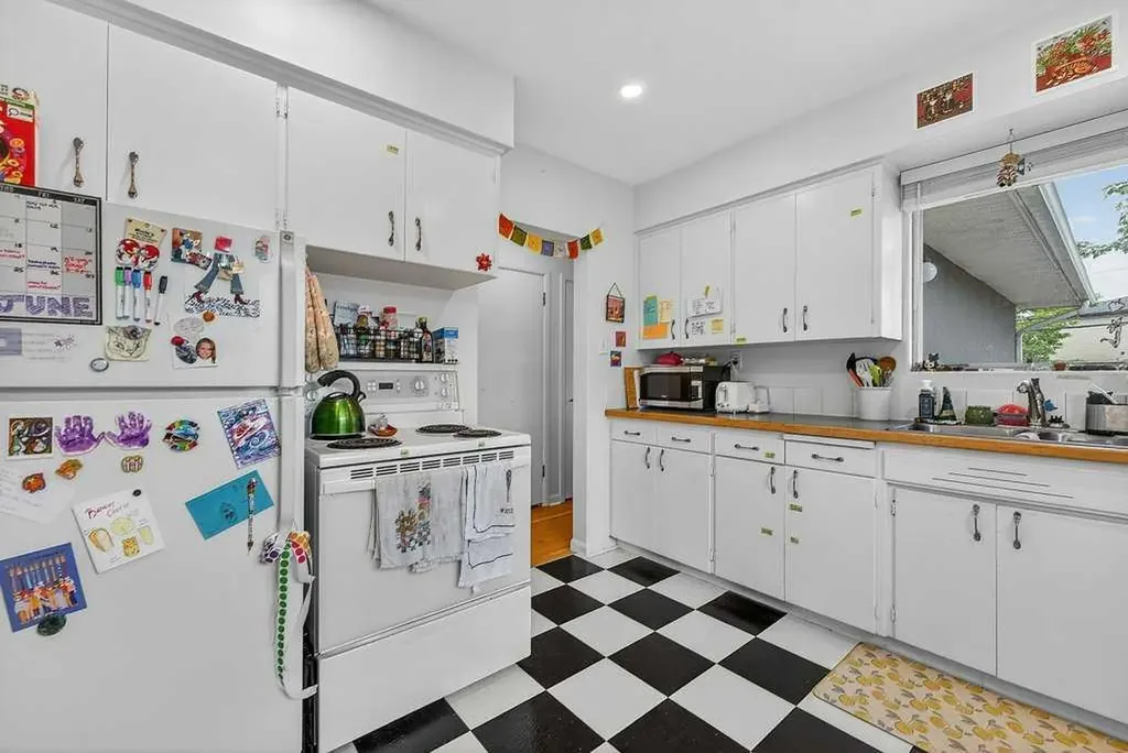 319 37 Street SW Calgary AB T3C 1R5