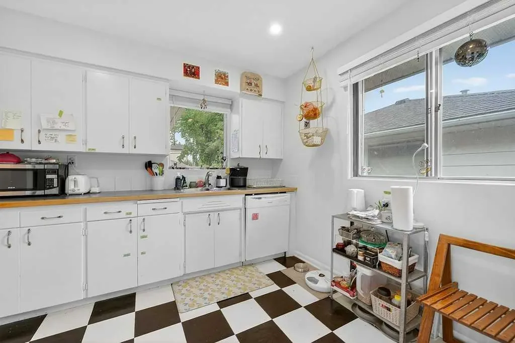 319 37 Street SW Calgary AB T3C 1R5