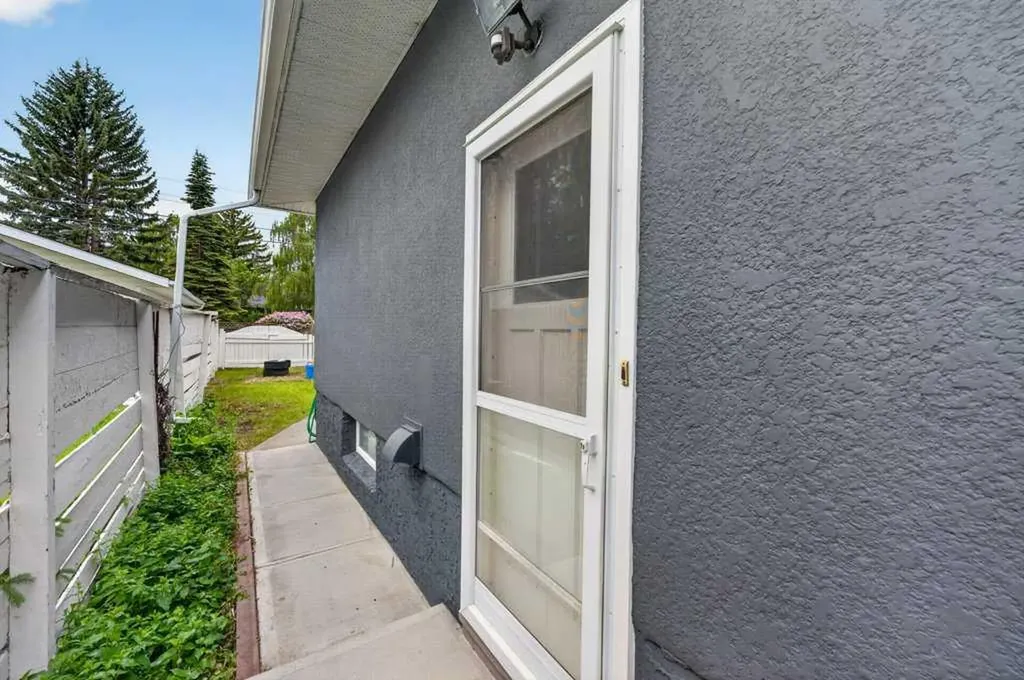 319 37 Street SW Calgary AB T3C 1R5