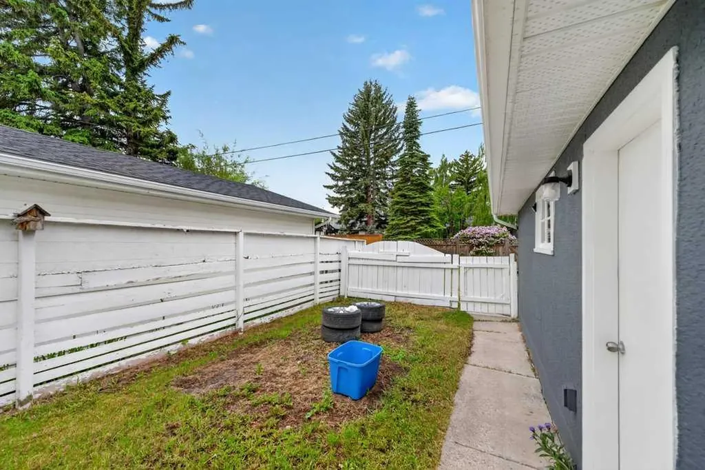 319 37 Street SW Calgary AB T3C 1R5