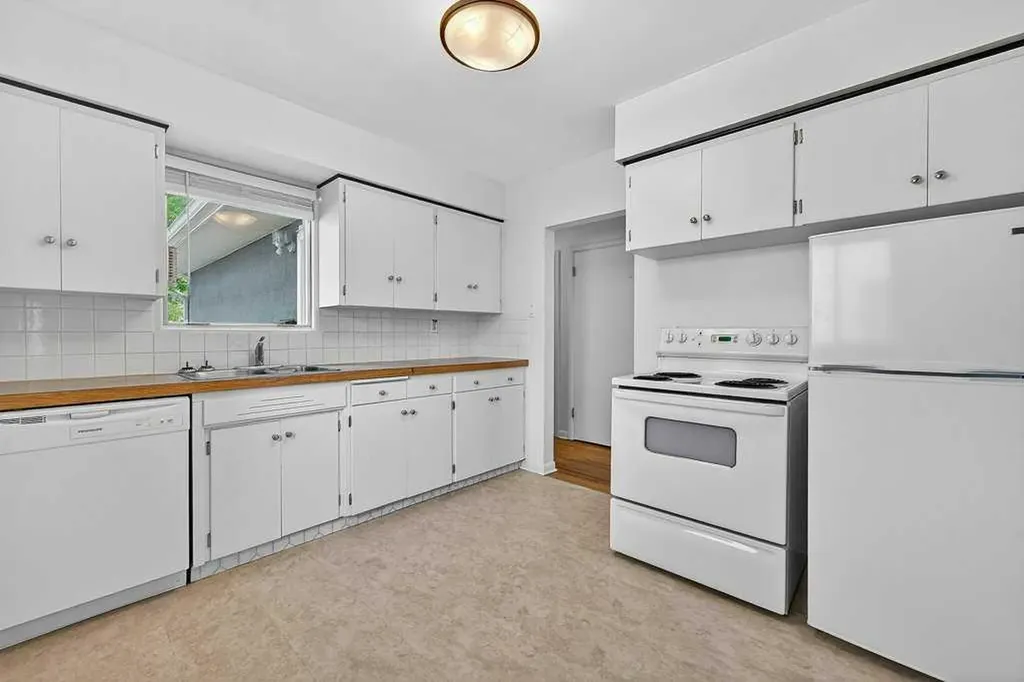 319 37 Street SW Calgary AB T3C 1R5