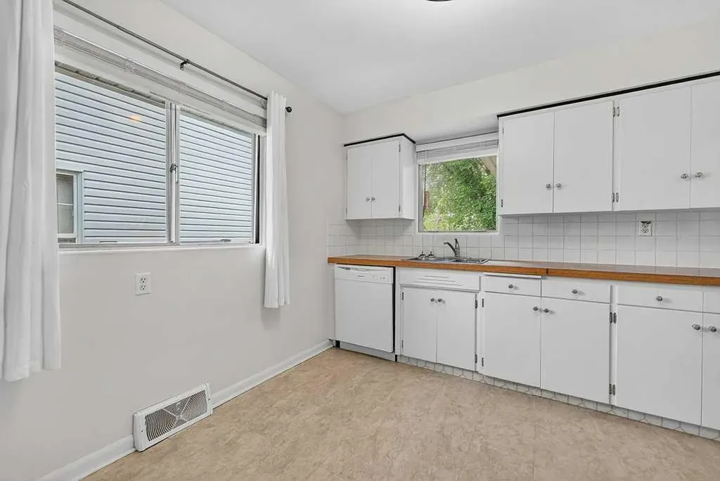 319 37 Street SW Calgary AB T3C 1R5