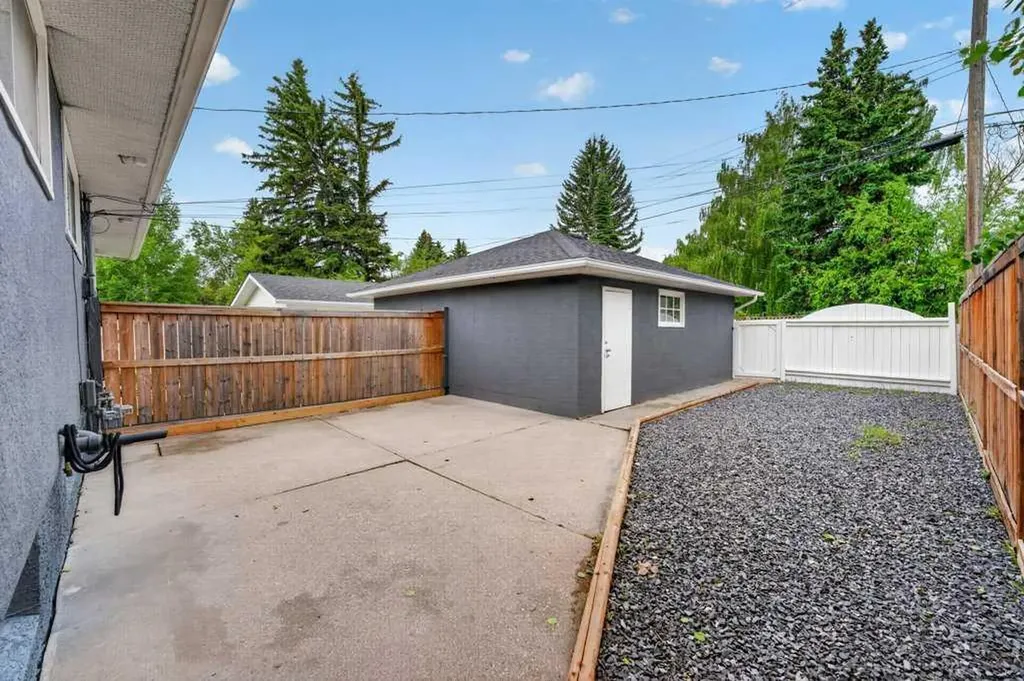 319 37 Street SW Calgary AB T3C 1R5