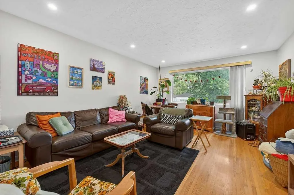 319 37 Street SW Calgary AB T3C 1R5