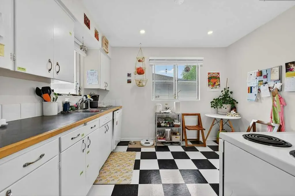319 37 Street SW Calgary AB T3C 1R5