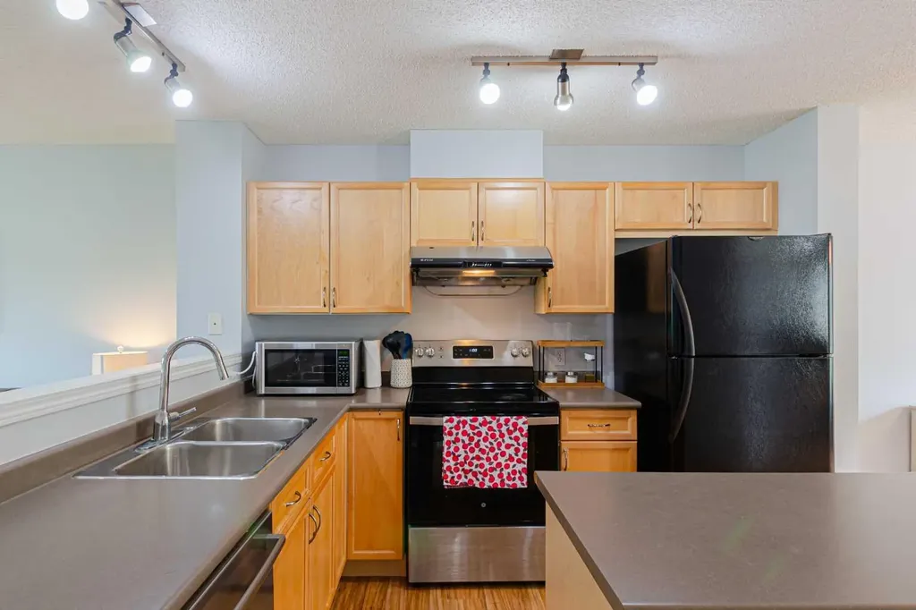 165 Tuscany Court NW Calgary AB T3L 2Y9