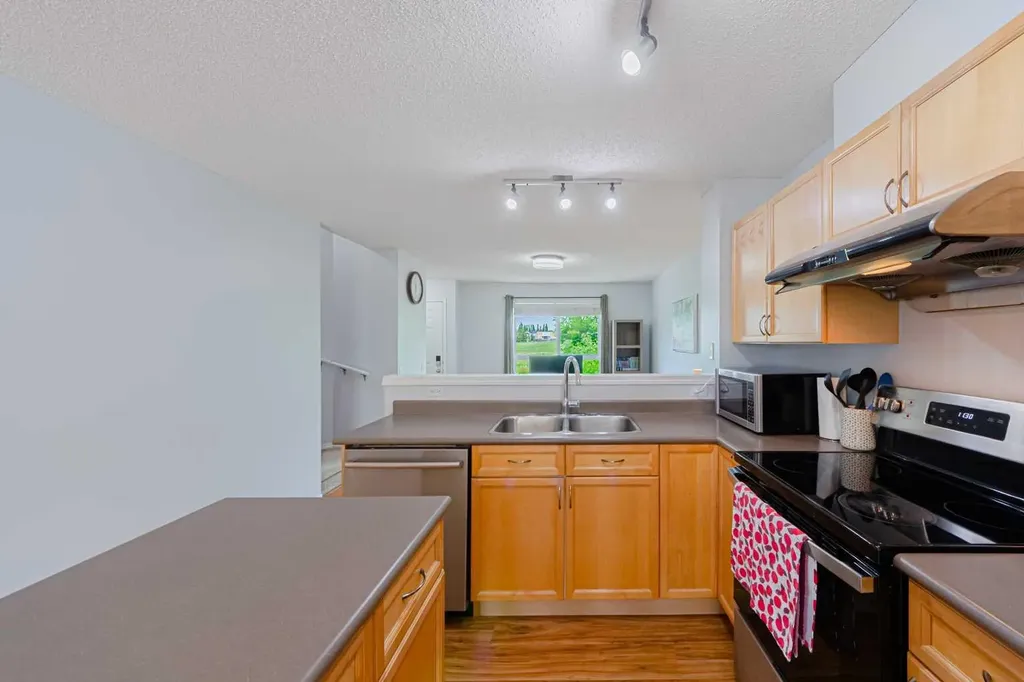 165 Tuscany Court NW Calgary AB T3L 2Y9