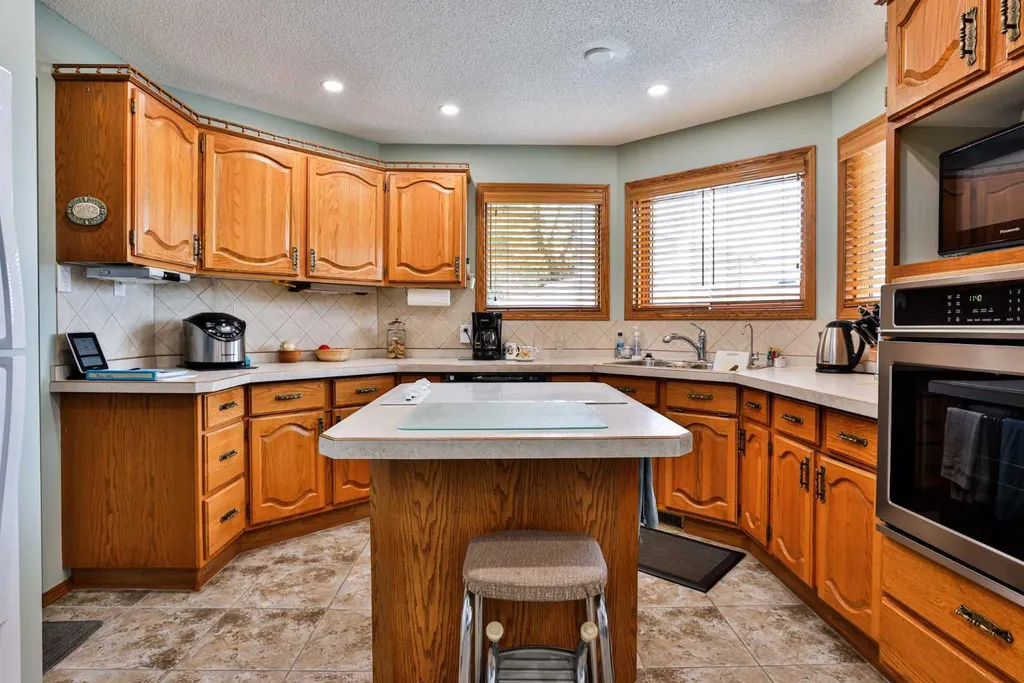 2265 27 Avenue S Lethbridge AB T1K 6K5