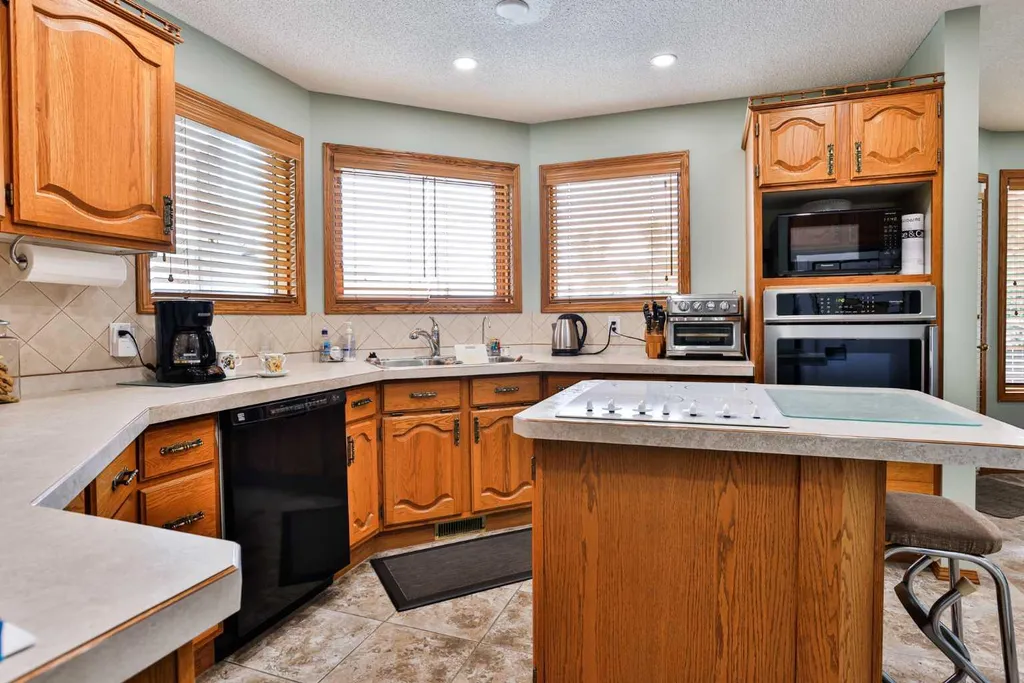 2265 27 Avenue S Lethbridge AB T1K 6K5