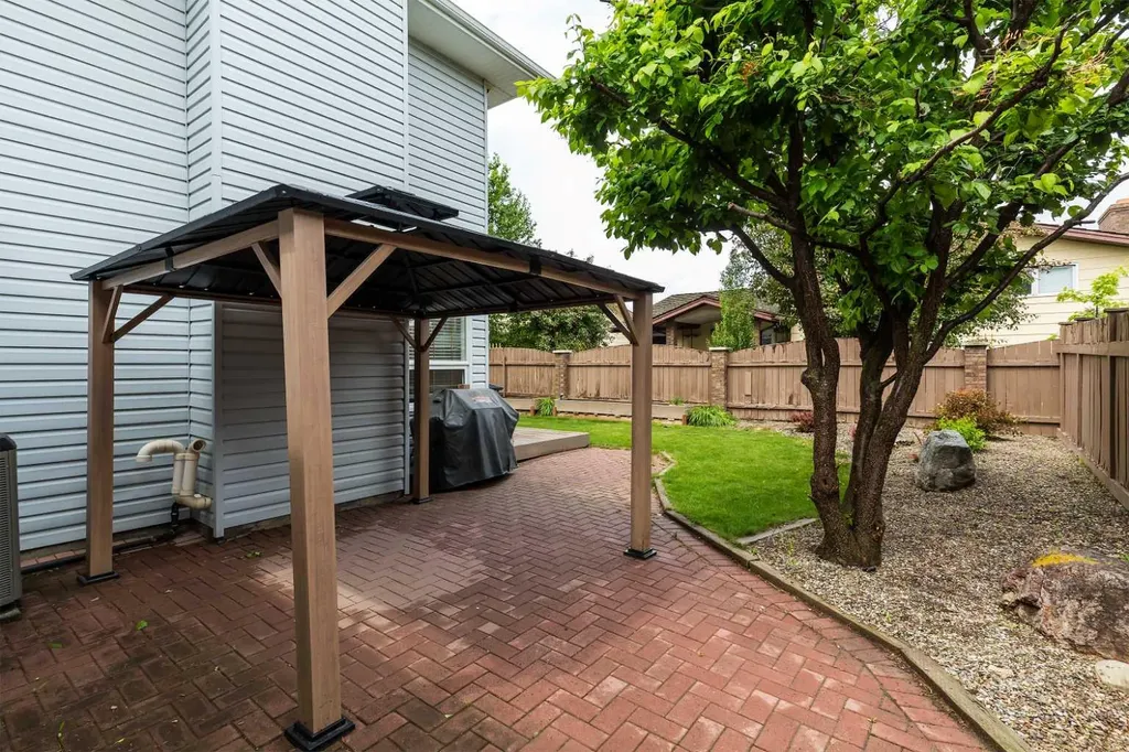 205 Kings Bay S Lethbridge AB T1K 5G1
