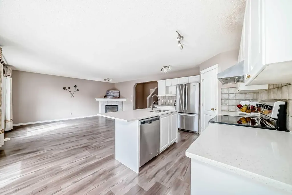 9 Somerside Crescent SW Calgary AB T2Y 4G8