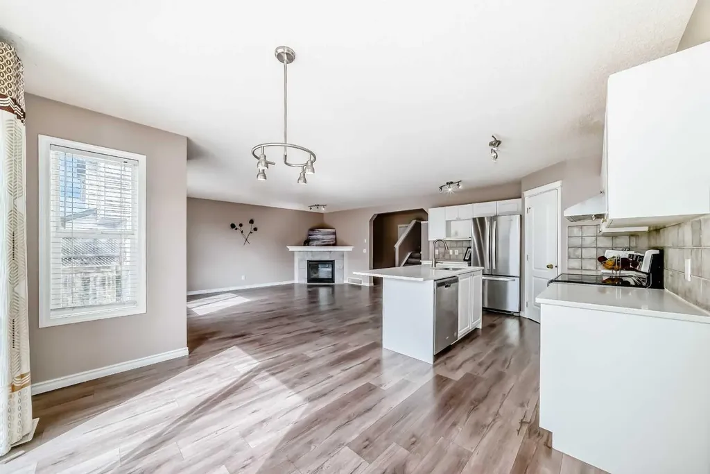 9 Somerside Crescent SW Calgary AB T2Y 4G8